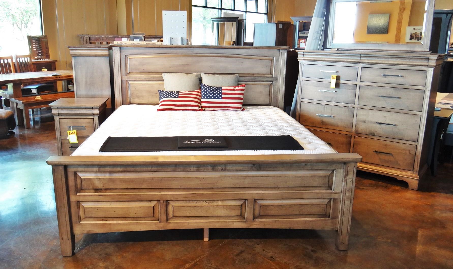 Oakwood Industries Edinburgh 84 Queen Panel Livingston Bed with Block